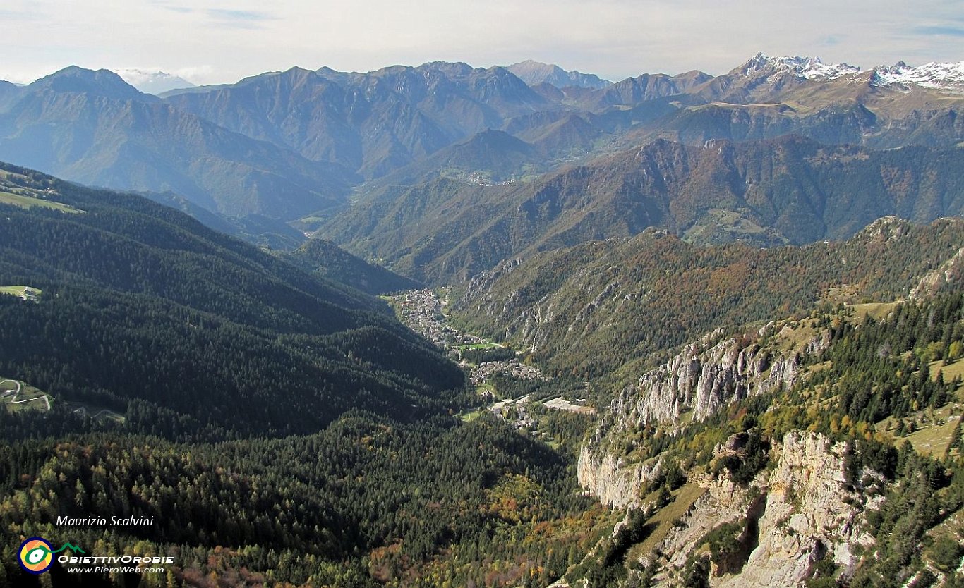 45 La vallata di Piazzatorre, sulla sinistra le immense pinete delle Torcole....JPG